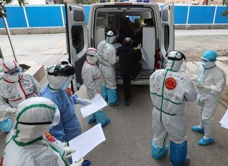 Tres meses después del primer muerto por coronavirus, China sólo teme a los extranjeros… y endurece las entradas