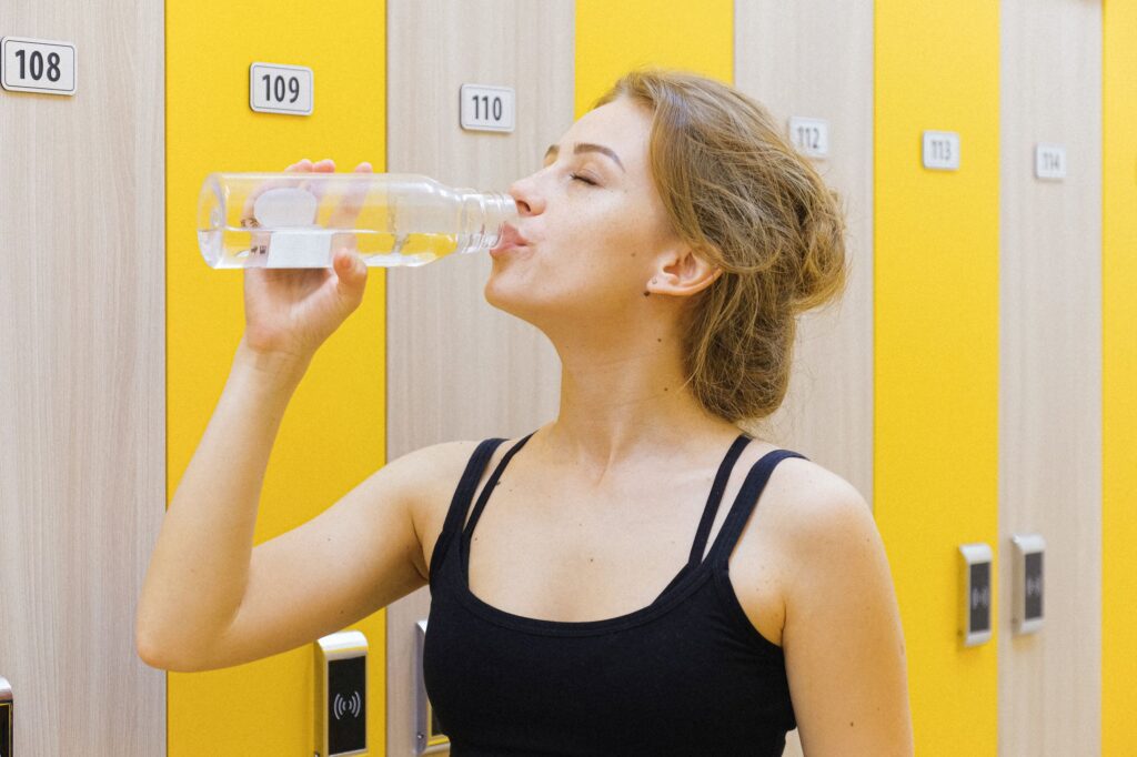 ¿Beber agua adelgaza?