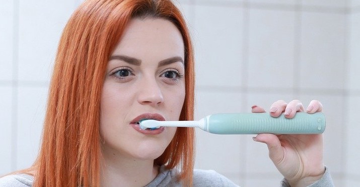 ¿Las mujeres se limpian más los dientes que los hombres?