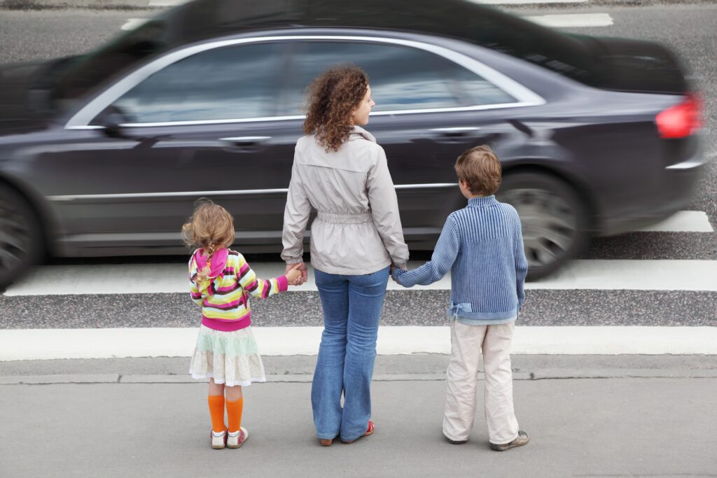 Humo de tabaco y contaminación de coches dañan la salud emocional de los niños