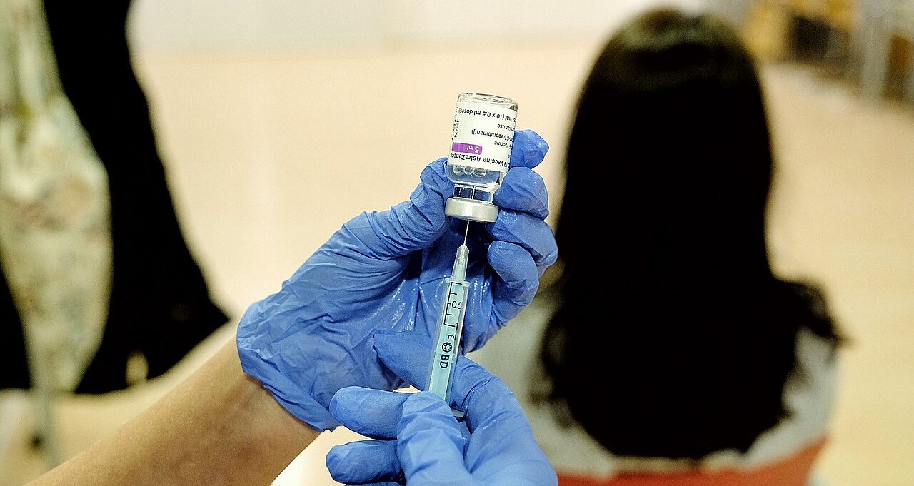 Inyectar la segunda dosis con una vacuna diferente aumenta los efectos secundarios leves