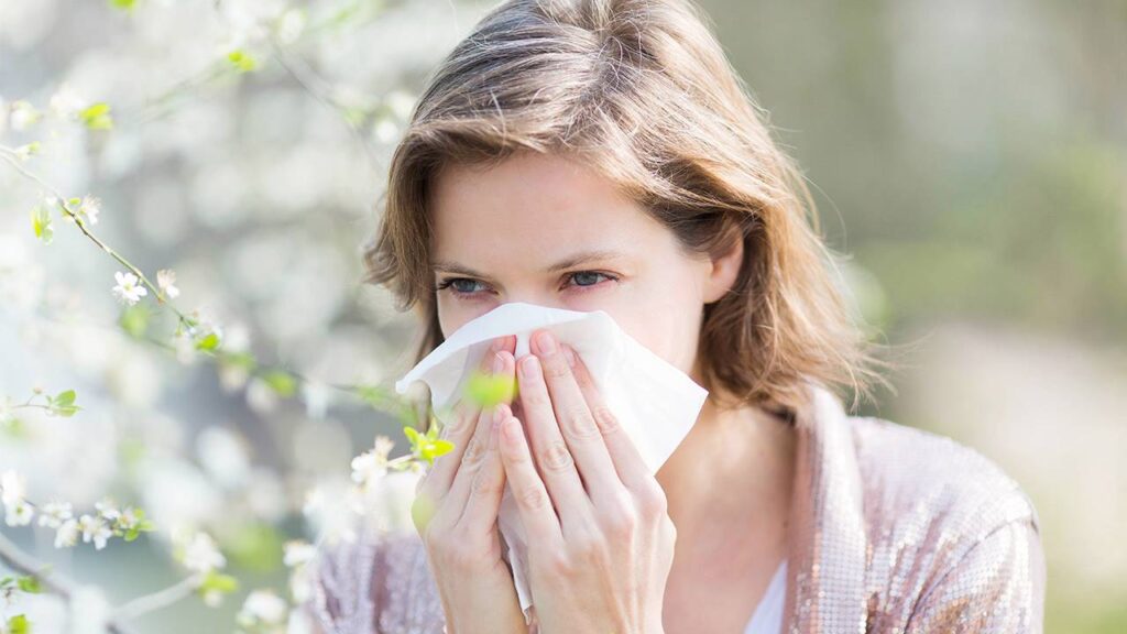 ¿Llevar mascarilla al aire libre ayuda a aliviar los síntomas de las alergias?
