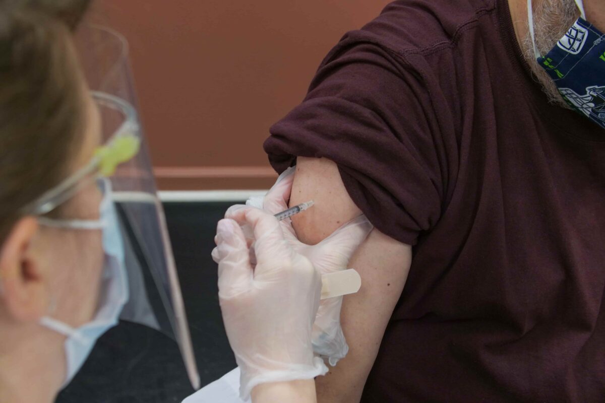 Más peligros de la variante Delta del coronavirus: reduce la eficacia de la vacuna de Pfizer