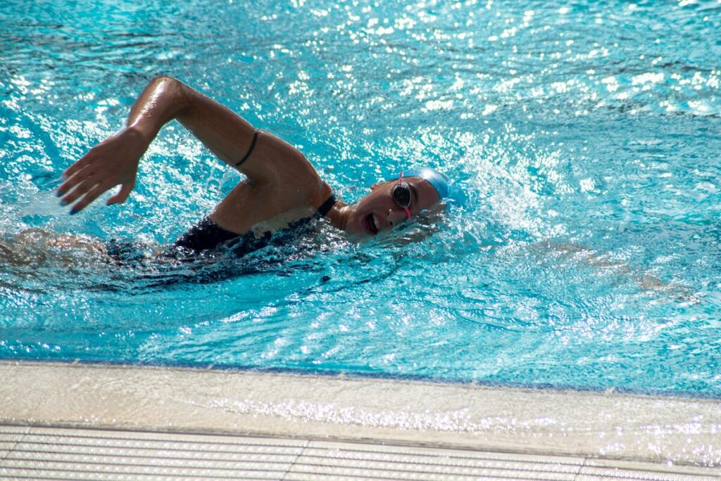 Consejos para nadar este verano sin lesionarse