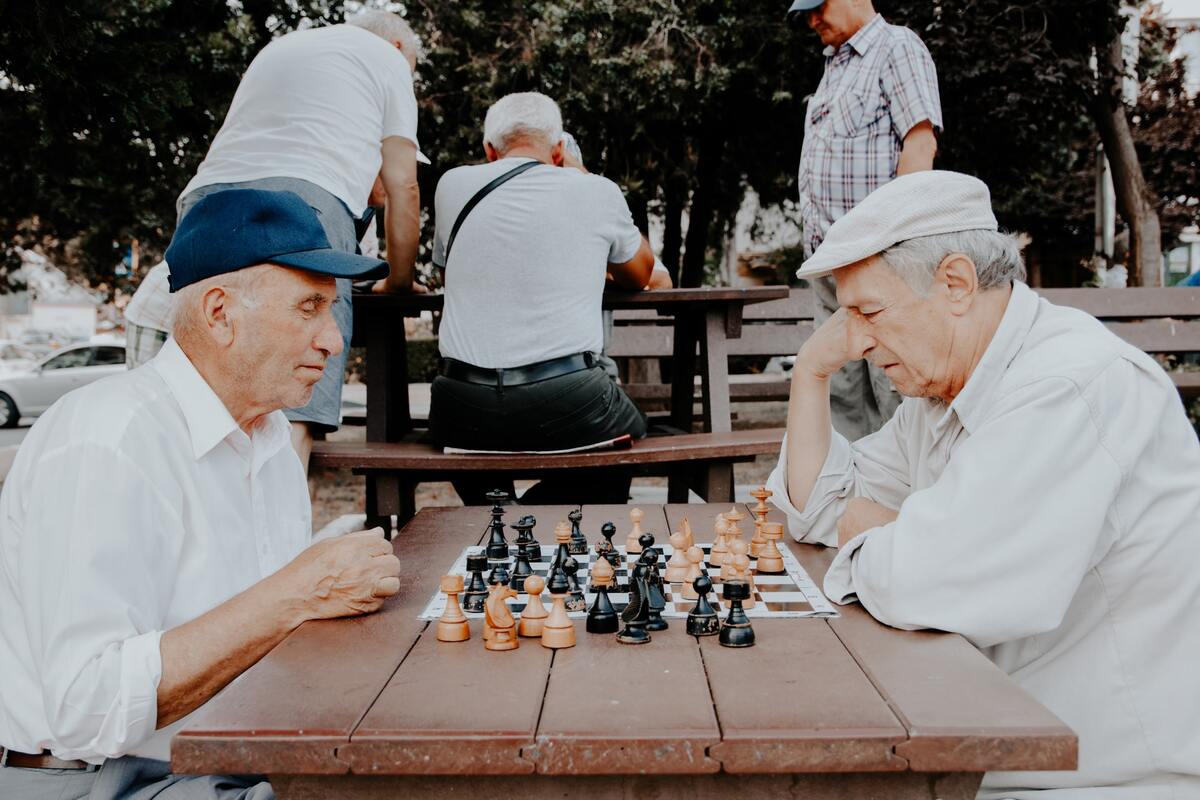 Jugar a las cartas, hacer puzles o leer podría retrasar la aparición del Alzheimer