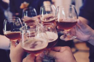 El alcohol está asociado a un mayor riesgo de desarrollar cáncer de mama, especialmente el que se consume durante la adolescencia