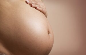 La incompatibilidad Rh materno-fetal se desarrolla cuando una mujer embarazada tiene sangre Rh negativa y el feto posee sangre Rh positiva