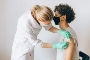 La Sociedad Española de Cardiología (SEC) recuerda a estos pacientes la importancia de que reciban esta vacuna porque es la medida más eficaz para prevenir la infección por el virus de la gripe y sus complicaciones