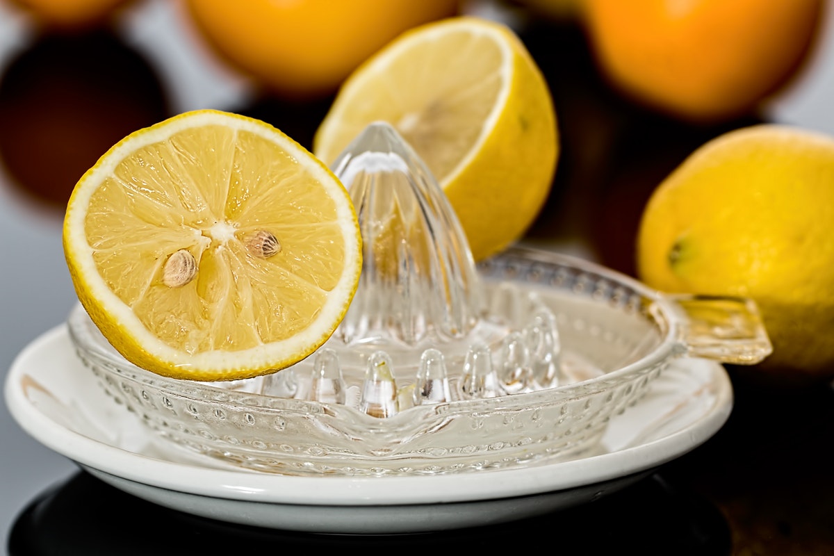 Zumo de limón, sopa de repollo, vinagre… ¿Qué hay de verdad en los milagros para adelgazar?