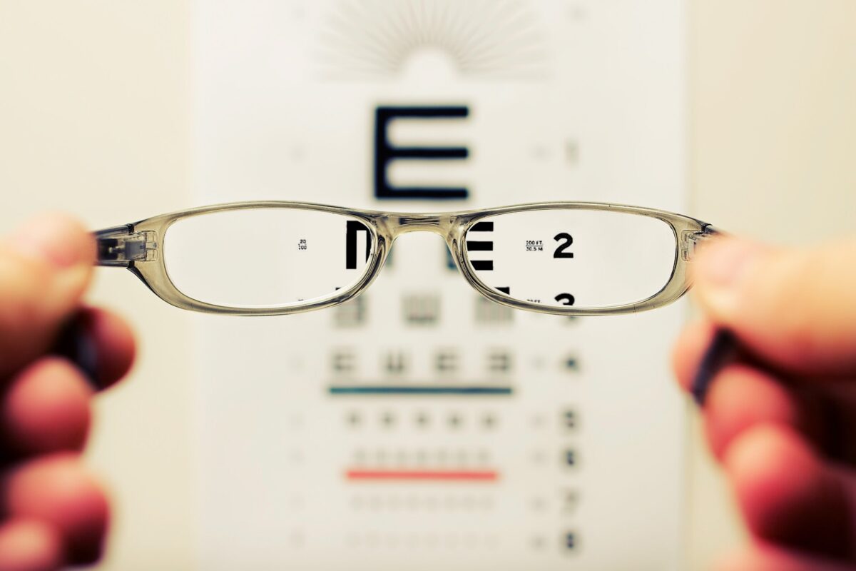 ¿Se acabaron las gafas para ver de cerca? Una gota diaria podría solucionar la presbicia