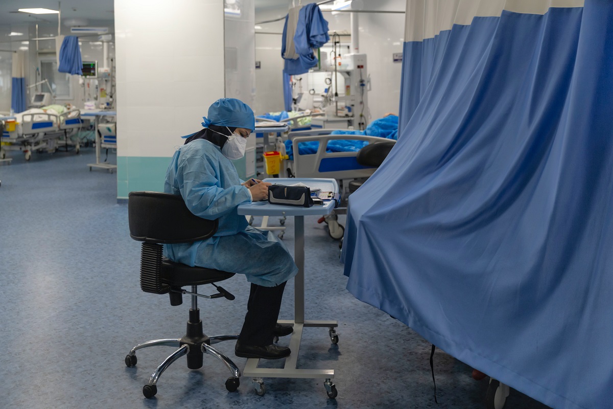 Los médicos intensivistas piden, con datos, medidas ya para evitar la saturación de hospitales
