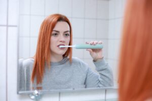 Evitar que la pasta de dientes toque las cerdas