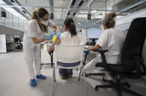 Una joven recibe la primera dosis de la vacuna Pfizer en el Hospital Zendal. Alberto Ortega / Europa Press