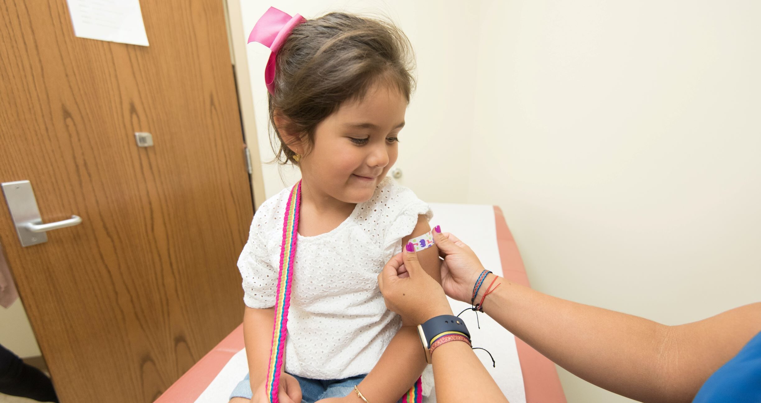 ¿Hay que vacunar a los niños contra el coronavirus? Responden dos científicos y catedráticos