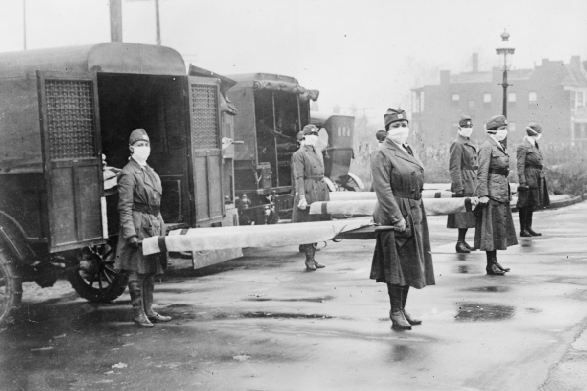 Esta imagen, de las enfermeras de la Cruz Roja en St. Louis expresa fielmente el drama de las pandemias