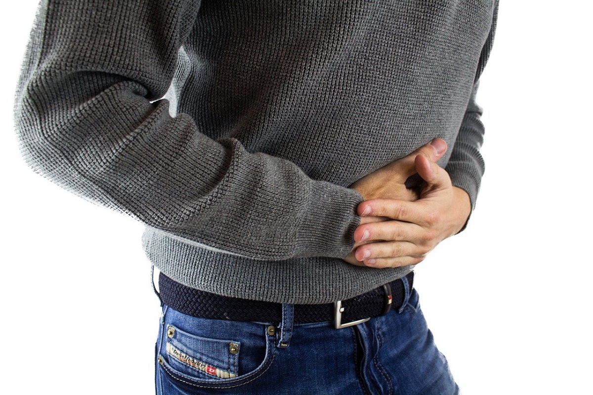 Uno de los síntomas del colangiocarcinoma es el dolor en la parte derecha del abdomen, bajo las costillas.