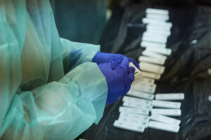 Una enfermera abre un test de antígeno