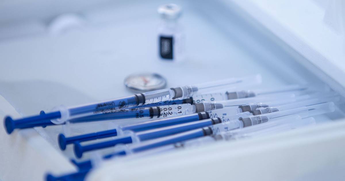 La cuarta dosis de la vacuna COVID ya se está inyectando en personas de riesgo, en las que su eficacia es más evidente